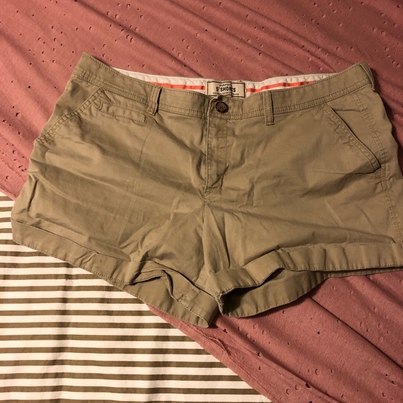 old navy 5 inch khaki shorts - Picture 2 of 3